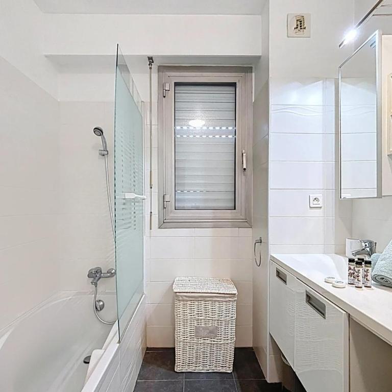 Private Garden Pool & Tennis 15 min walk to Antibes Center - Three-Bedroom Apartment - 9