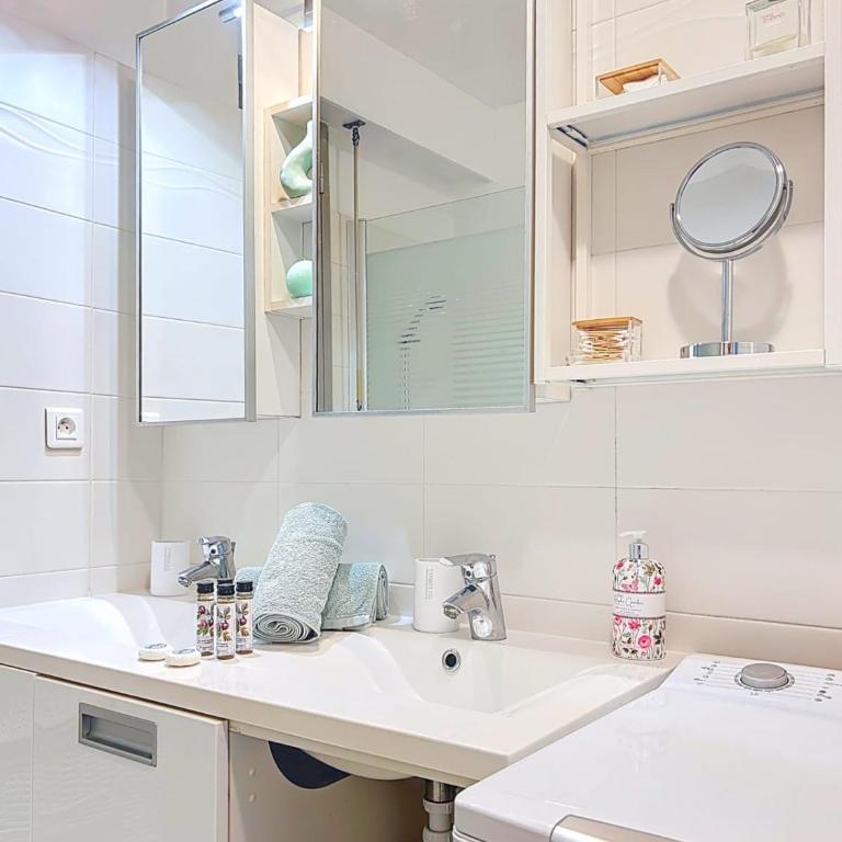 Private Garden Pool & Tennis 15 min walk to Antibes Center - Three-Bedroom Apartment - 10
