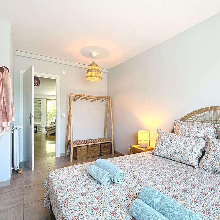Private Garden Pool & Tennis 15 min walk to Antibes Center - Three-Bedroom Apartment - 11