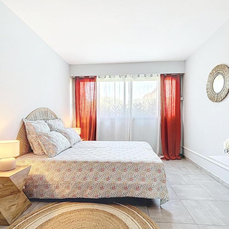 Private Garden Pool & Tennis 15 min walk to Antibes Center - Three-Bedroom Apartment - 12