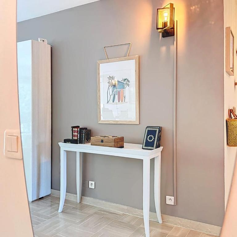 Private Garden Pool & Tennis 15 min walk to Antibes Center - Three-Bedroom Apartment - 14