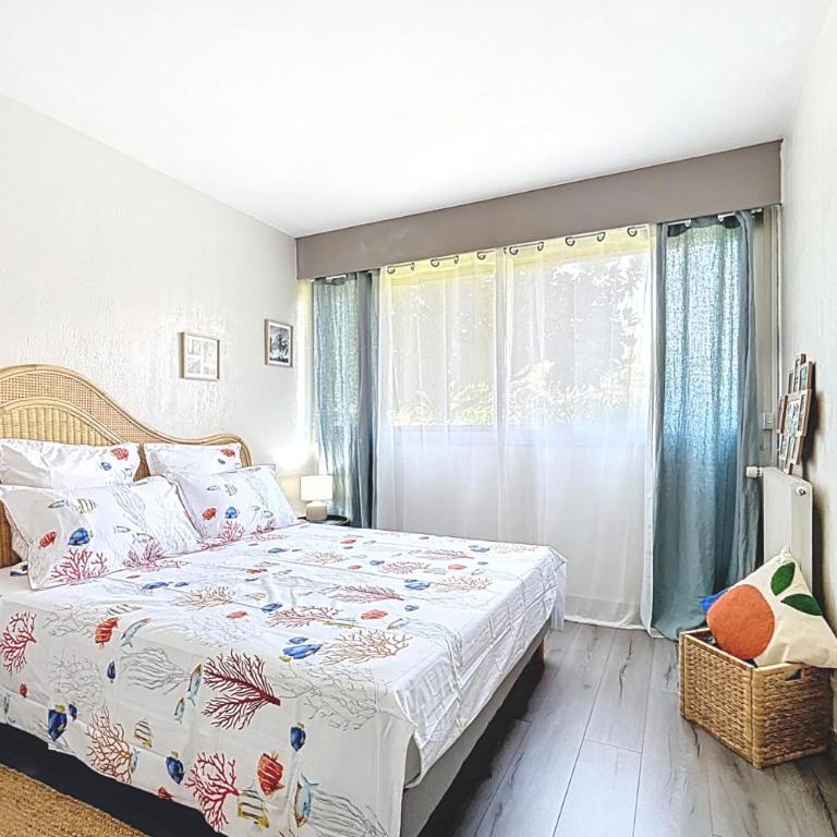 Private Garden Pool & Tennis 15 min walk to Antibes Center - Three-Bedroom Apartment - 15