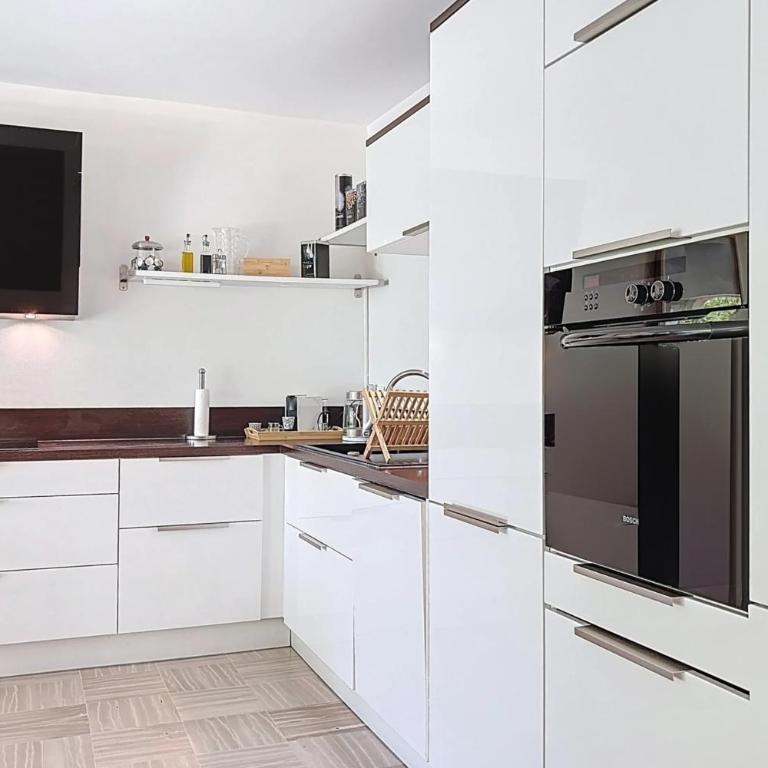Private Garden Pool & Tennis 15 min walk to Antibes Center - Three-Bedroom Apartment - 24