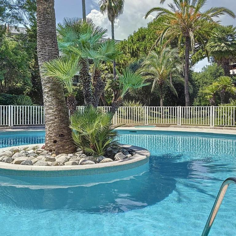 Private Garden Pool & Tennis 15 min walk to Antibes Center - Three-Bedroom Apartment - 29