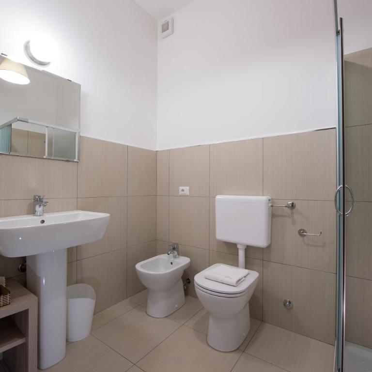 Tiffany Rooms - Camera Doppia con Letti Singoli con Bagno Privato Esterno - 5