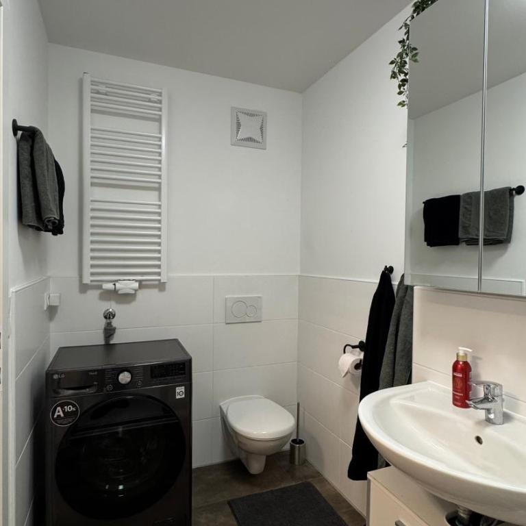 Wohnen am Fluss im City Apartment Linz Donaublick - Garten, Cafe & WLAN, Self-checkin, Parkplatz, für 4 Gäste - Apartment mit 2 Schlafzimmern - 22