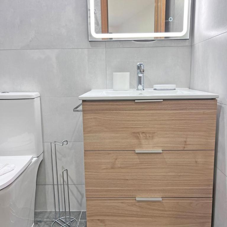 Amplio, Luminoso y Terraza privada con AC - Three-Bedroom Apartment - 4