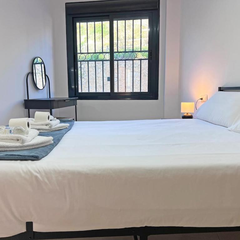 Amplio, Luminoso y Terraza privada con AC - Three-Bedroom Apartment - 11