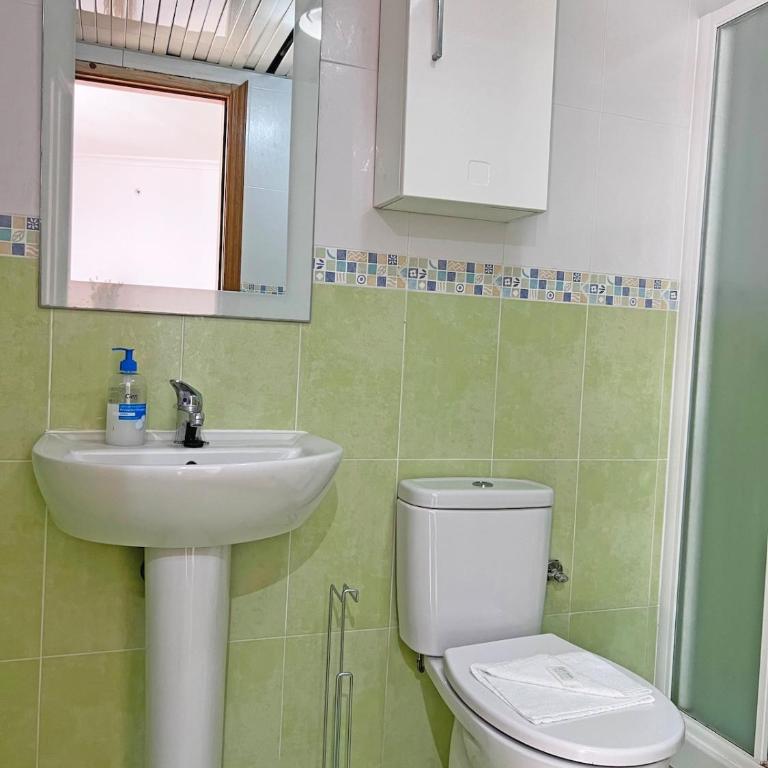 Amplio, Luminoso y Terraza privada con AC - Three-Bedroom Apartment - 15