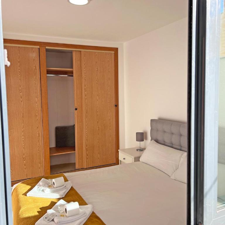Amplio, Luminoso y Terraza privada con AC - Three-Bedroom Apartment - 20