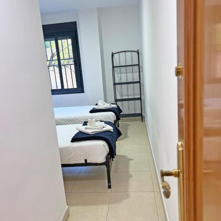 Amplio, Luminoso y Terraza privada con AC - Three-Bedroom Apartment - 23
