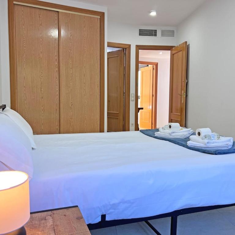 Amplio, Luminoso y Terraza privada con AC - Three-Bedroom Apartment - 26