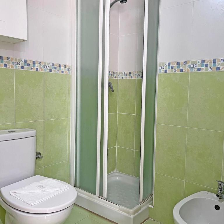 Amplio, Luminoso y Terraza privada con AC - Three-Bedroom Apartment - 34