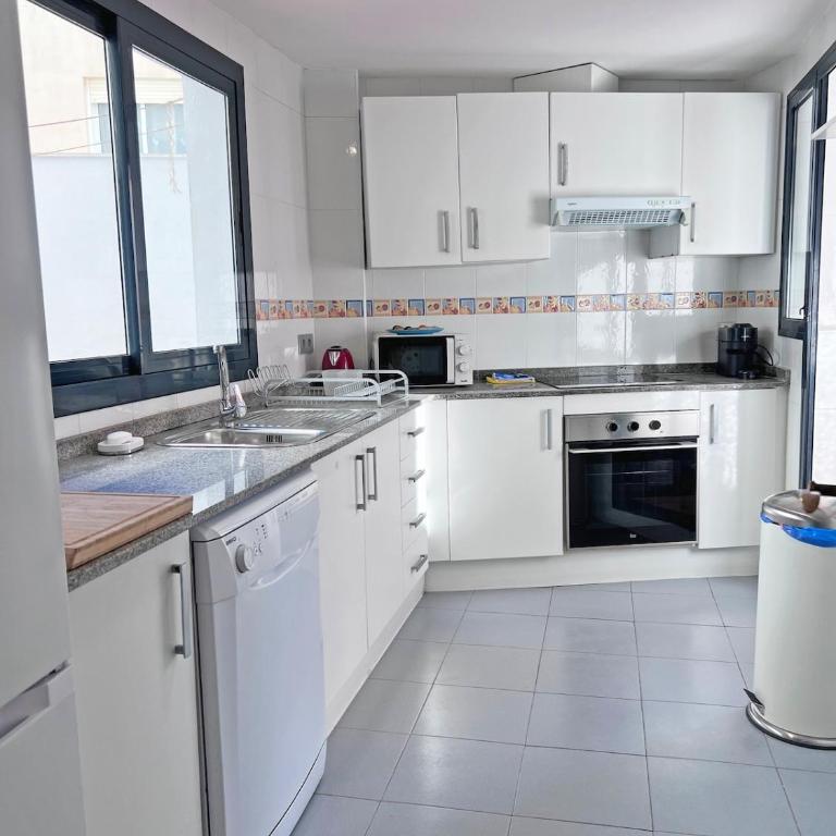 Amplio, Luminoso y Terraza privada con AC - Three-Bedroom Apartment - 41