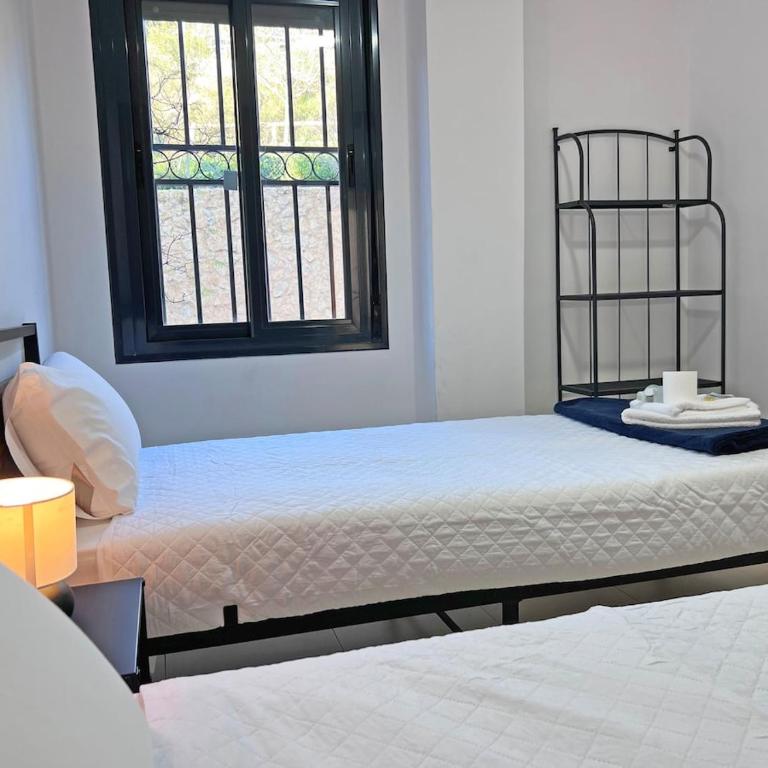 Amplio, Luminoso y Terraza privada con AC - Three-Bedroom Apartment - 44