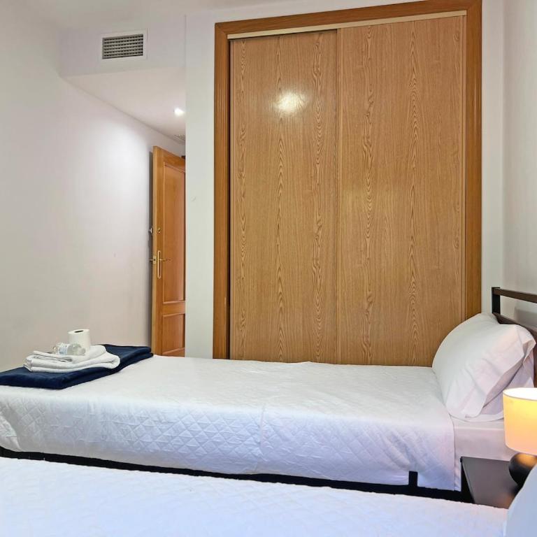 Amplio, Luminoso y Terraza privada con AC - Three-Bedroom Apartment - 50