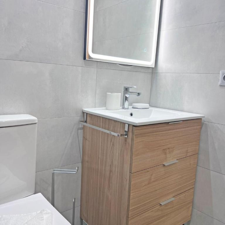 Amplio, Luminoso y Terraza privada con AC - Three-Bedroom Apartment - 63