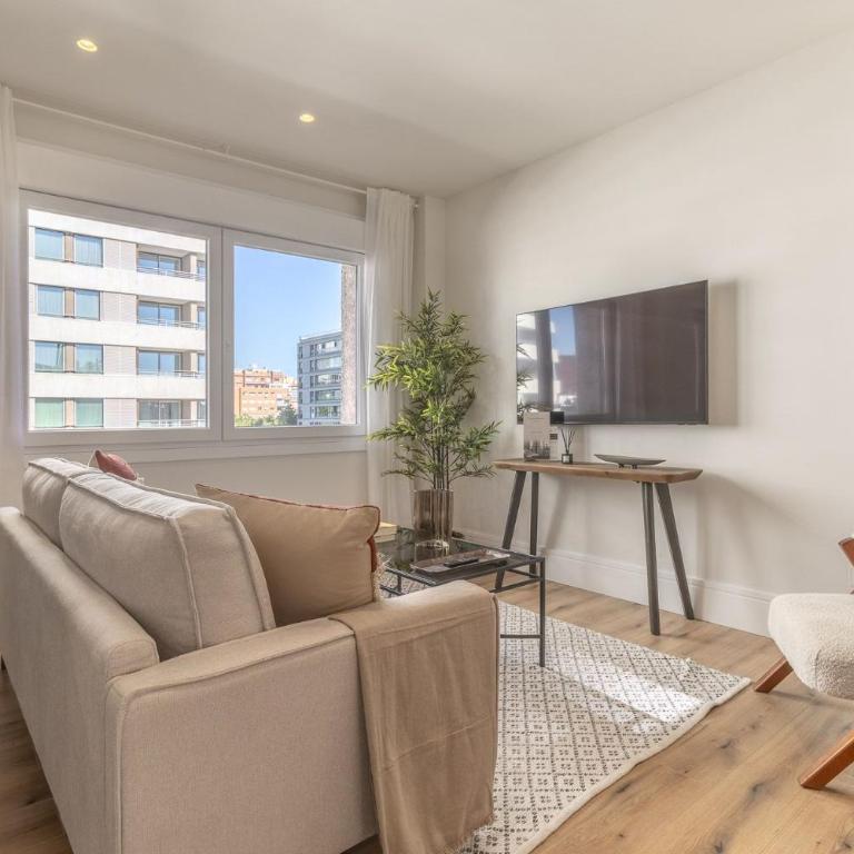 Bright 2-Bed Apartment Near Santiago Bernabéu - Apartment - 1