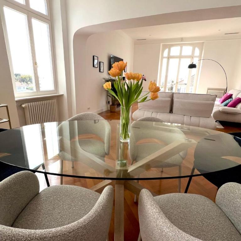 Cannes Tassigny Stylish - 2 Bedroom Apartment Sleeps 5 Free Parking - Apartment - 6