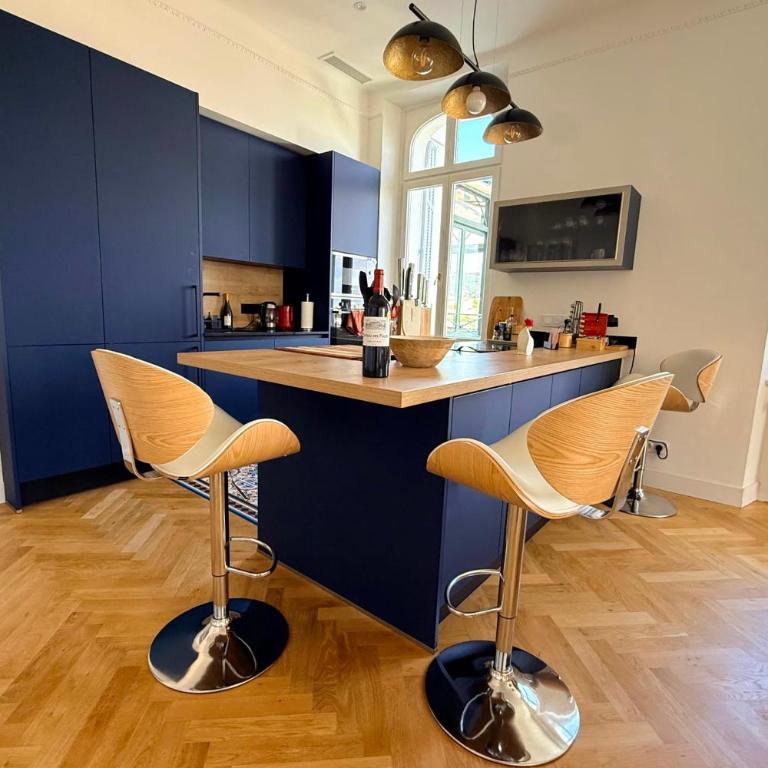 Cannes Tassigny Stylish - 2 Bedroom Apartment Sleeps 5 Free Parking - Apartment - 5