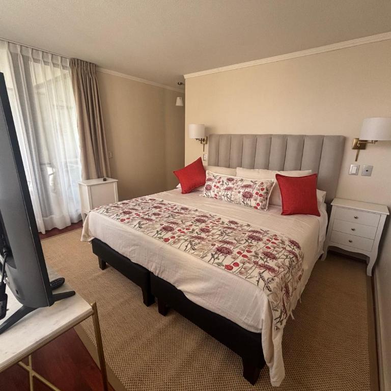 Parque Arauco Elegant Apartment with Balcony & Pool - Two-Bedroom Apartment - 1