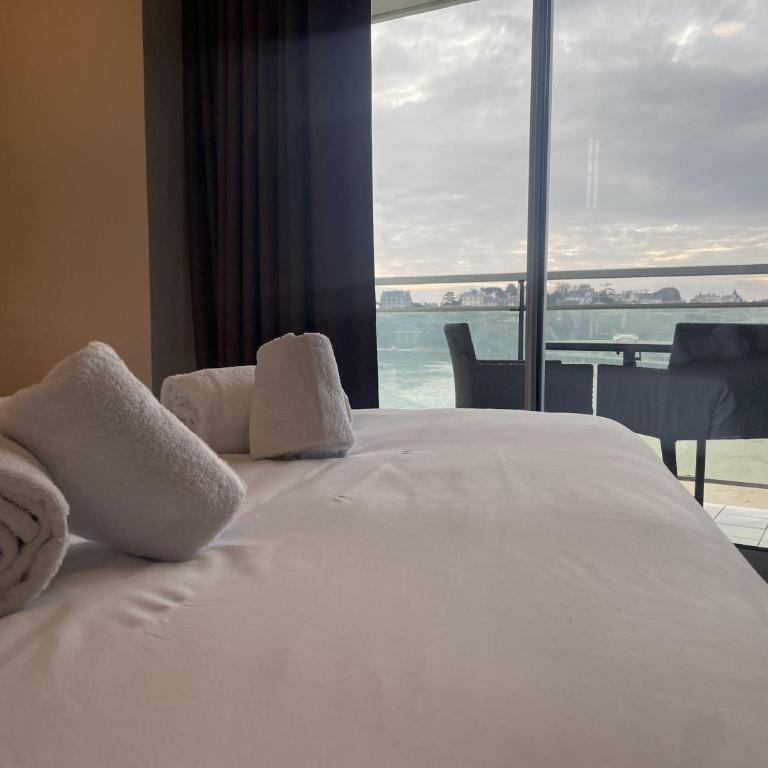 Best Western Hotel Le Crystal Dinard - Chambre Lit Queen-Size Confort avec Balcon - Front de Mer/Non-Fumeurs - 7