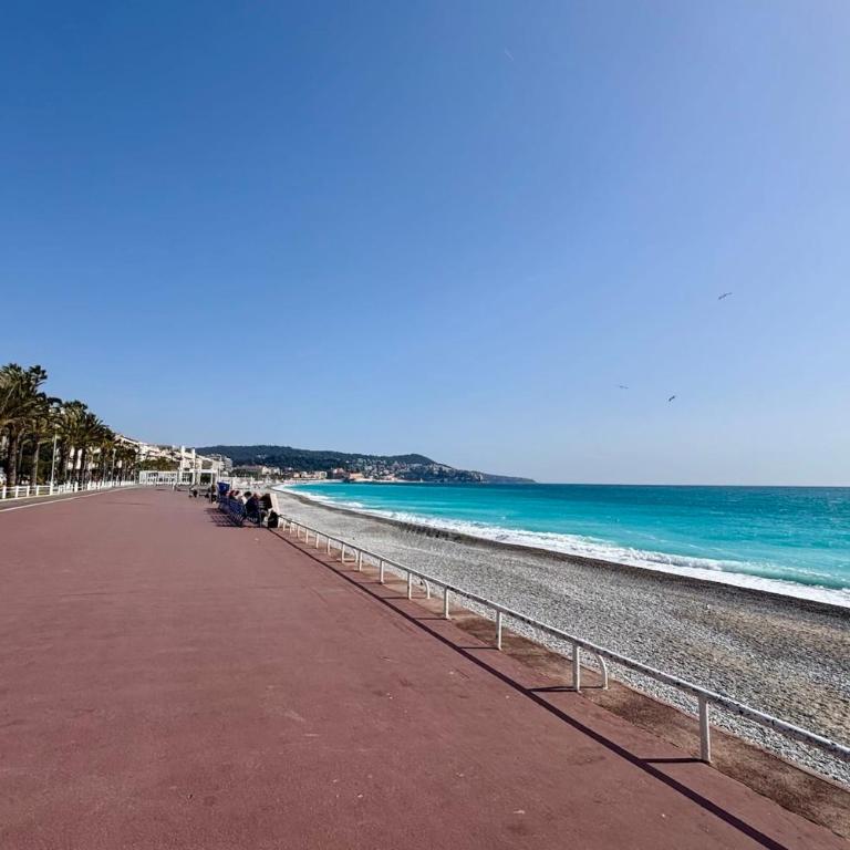 Bright sea-view balcony getaway - Estudio - 9