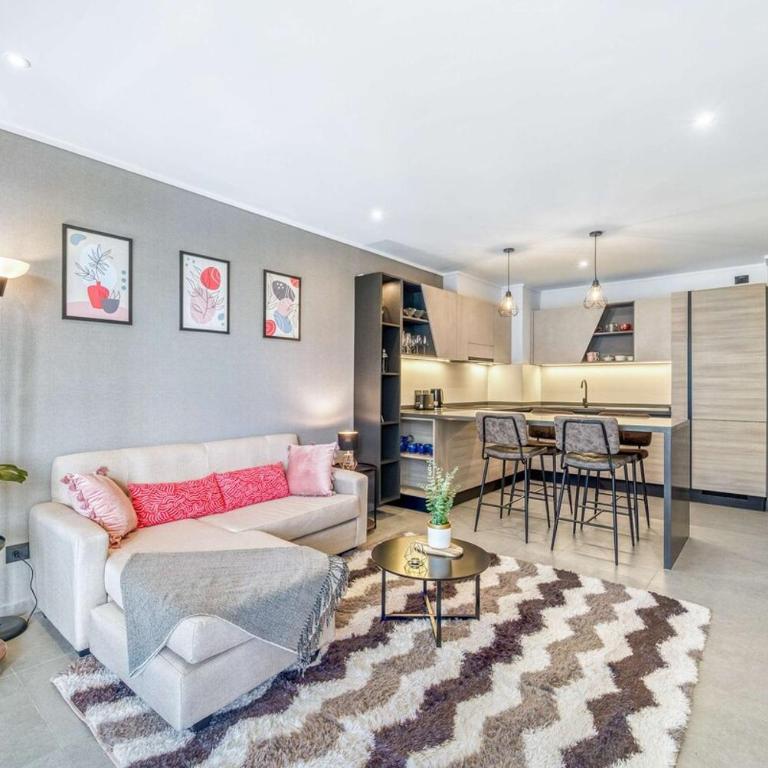 Signature Home Comfy Apartment With Pool and Balcony - Three-Bedroom Apartment - 1