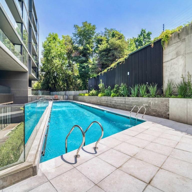 Signature Home Comfy Apartment With Pool and Balcony - Three-Bedroom Apartment - 2