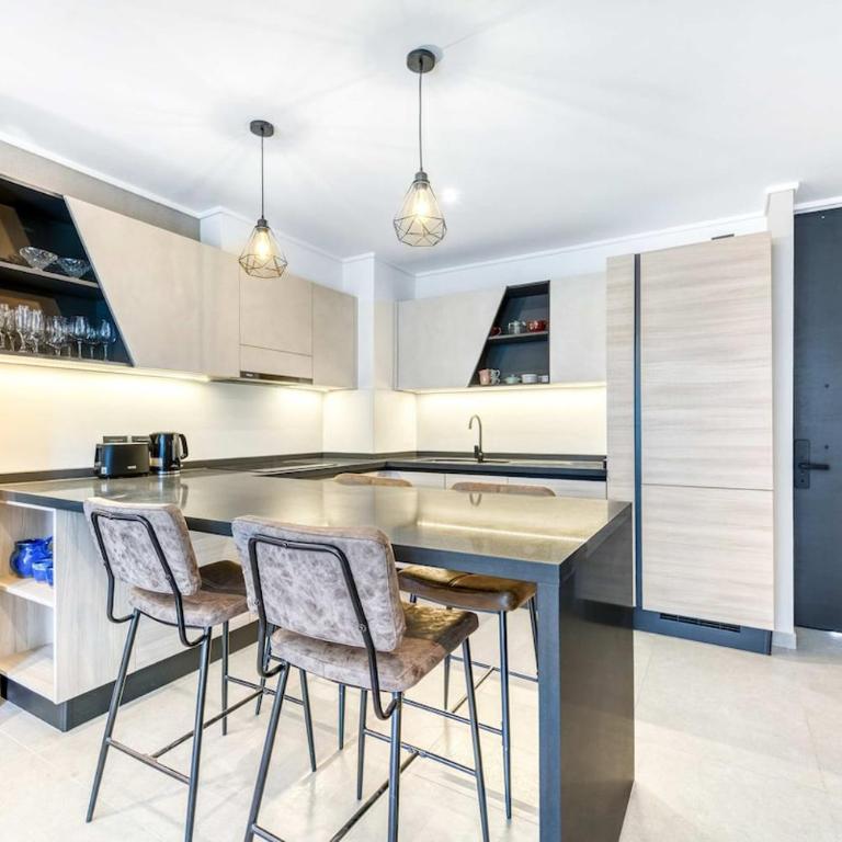 Signature Home Comfy Apartment With Pool and Balcony - Three-Bedroom Apartment - 3