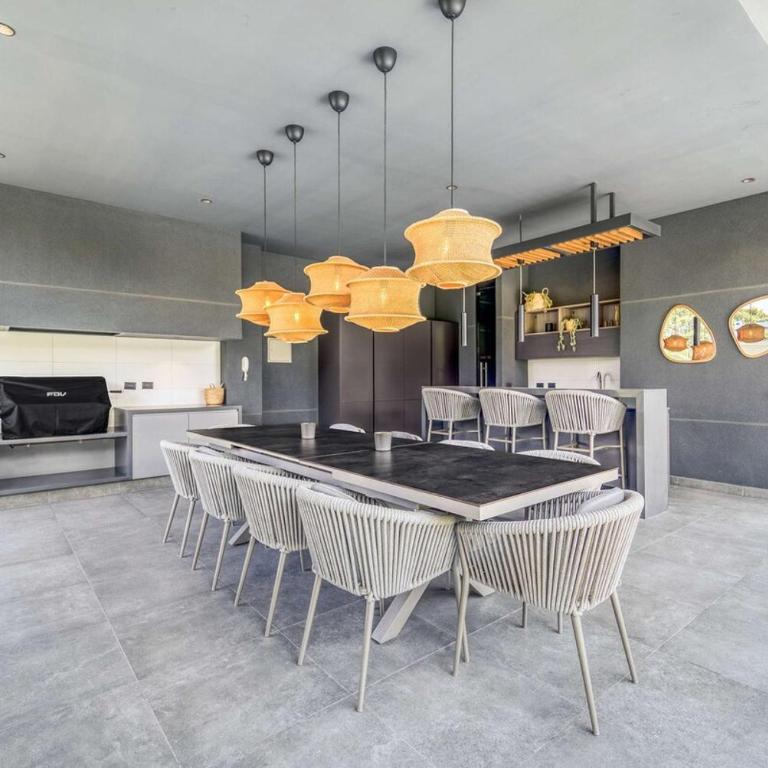 Signature Home Comfy Apartment With Pool and Balcony - Three-Bedroom Apartment - 4