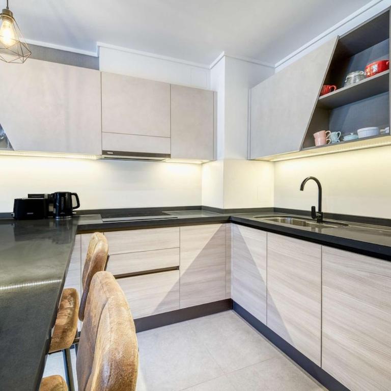 Signature Home Comfy Apartment With Pool and Balcony - Three-Bedroom Apartment - 7