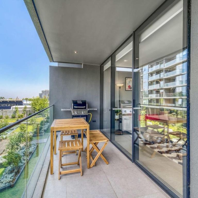 Signature Home Comfy Apartment With Pool and Balcony - Three-Bedroom Apartment - 10