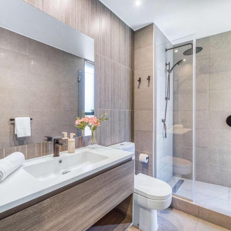 Signature Home Comfy Apartment With Pool and Balcony - Three-Bedroom Apartment - 17