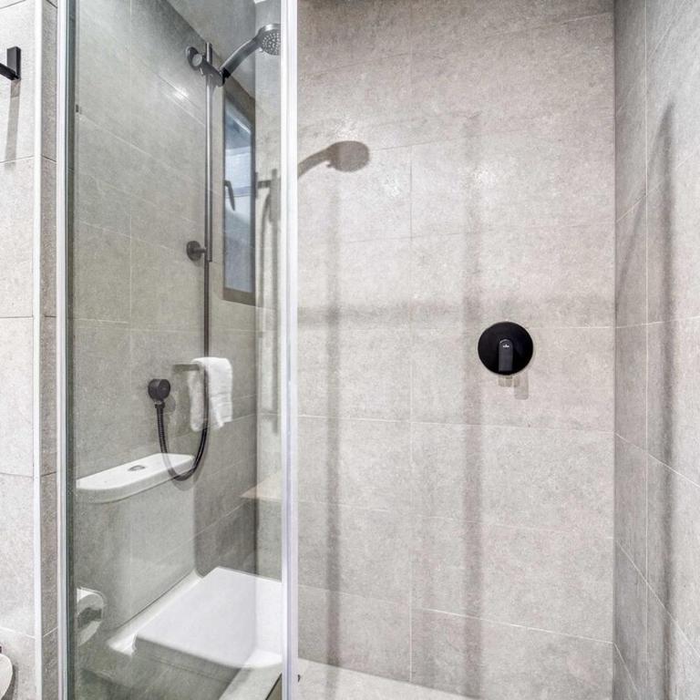 Signature Home Comfy Apartment With Pool and Balcony - Three-Bedroom Apartment - 19