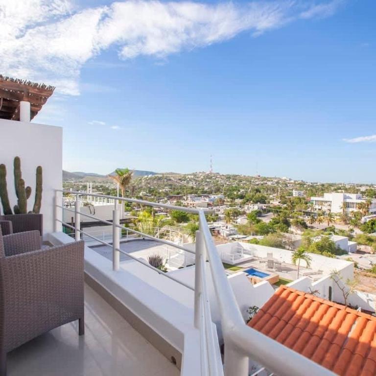 Private Terrace BBQ Pool Walk to Beach - Vacation Home - 2