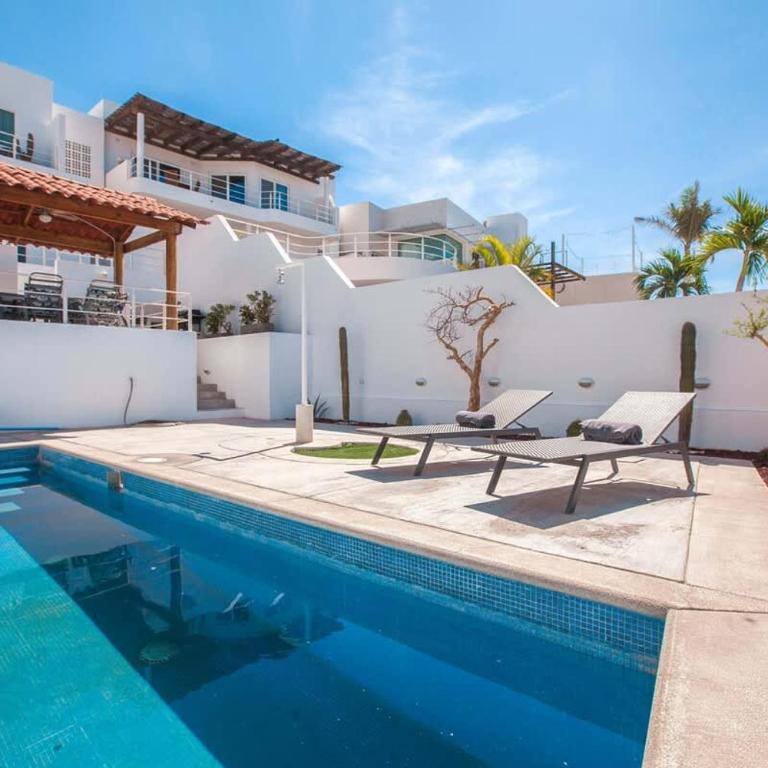 Private Terrace BBQ Pool Walk to Beach - Vacation Home - 32