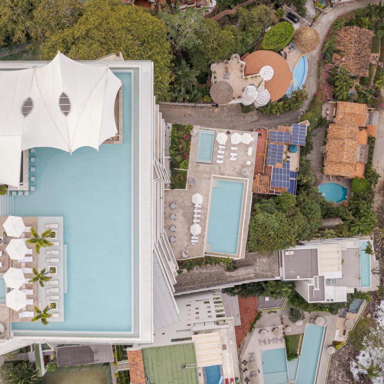 Sunset Getaway with Oceanfront Terrace and Resort Perks - Apartment - 2