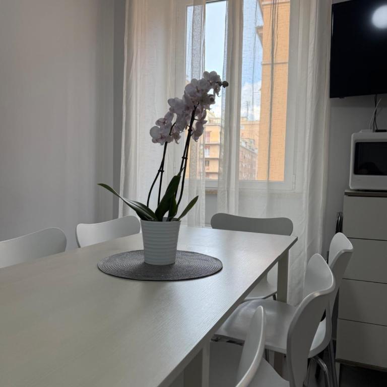 Roman Art Apartment - Metro C to Colosseum - Appartamento con 2 Camere da Letto - 3