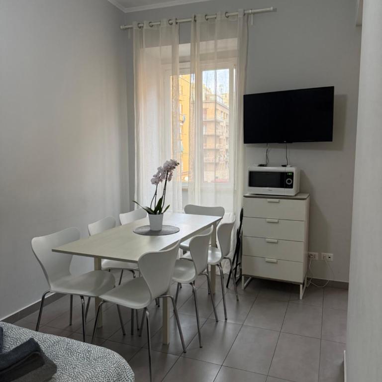 Roman Art Apartment - Metro C to Colosseum - Appartamento con 2 Camere da Letto - 2