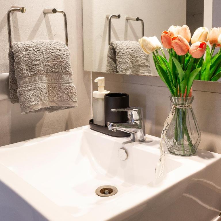 Dpto a pasos del Parque Arauco en Las Condes con Aire acondicionado - Two-Bedroom Apartment - 34