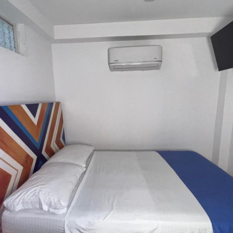 Hostal Nomadas - Habitación Doble con baño privado - 10