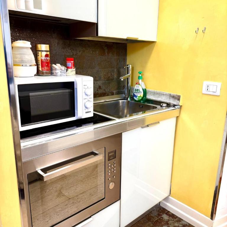Varese Suite Guest House - Camera Familiare con Bagno Privato - 21
