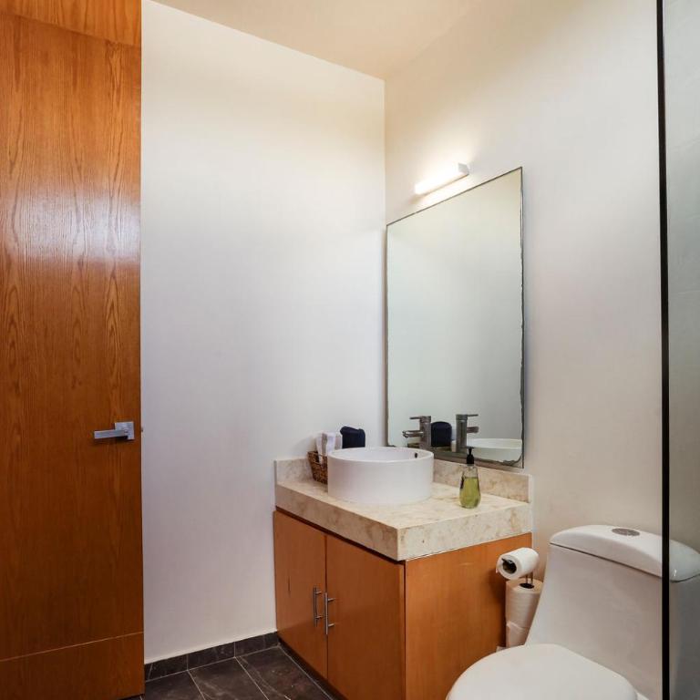 Luxurious 2Br 2 5 Ba in Residential Neighborhood - Two-Bedroom House - 15