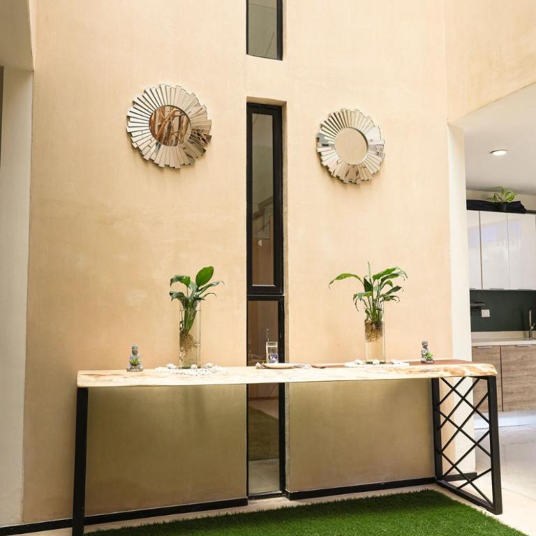 Luxurious 2Br 2 5 Ba in Residential Neighborhood - Two-Bedroom House - 20