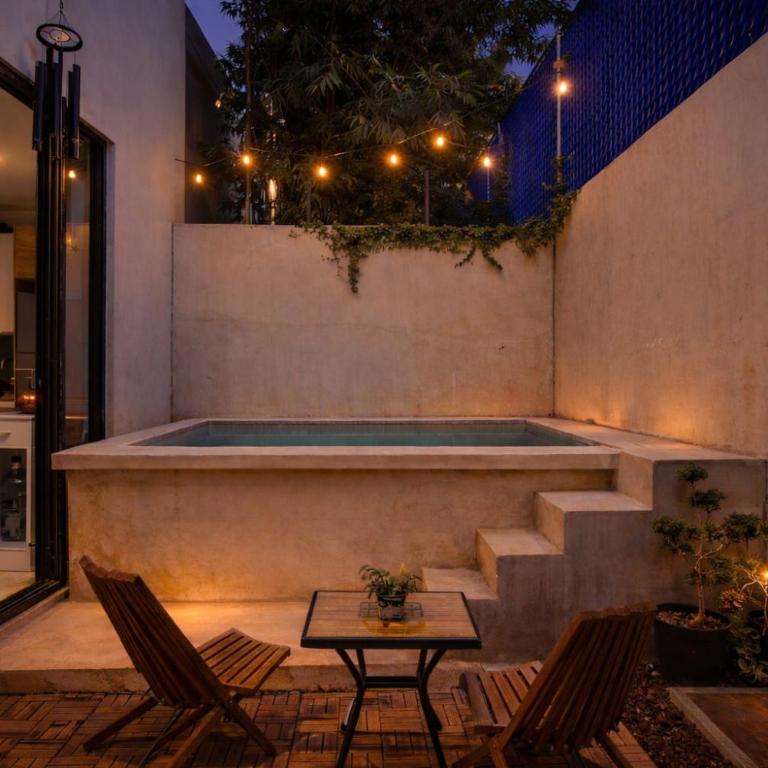 Luxurious 2Br 2 5 Ba in Residential Neighborhood - Two-Bedroom House - 1