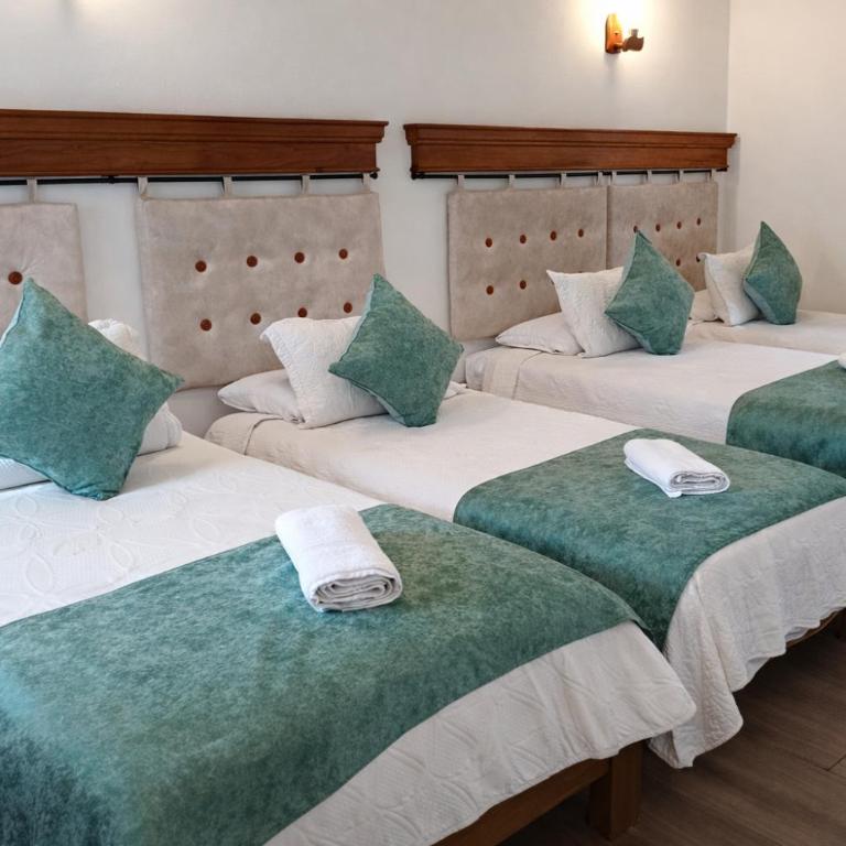 Hotel las Palmas - Standard Quadruple Room - 5