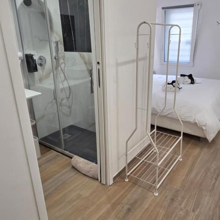 Black & White Rooms - Double Room with Private Bathroom - 33
