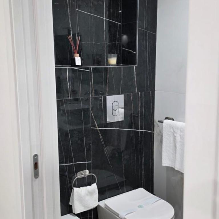 Black & White Rooms - Double Room with Private Bathroom - 43