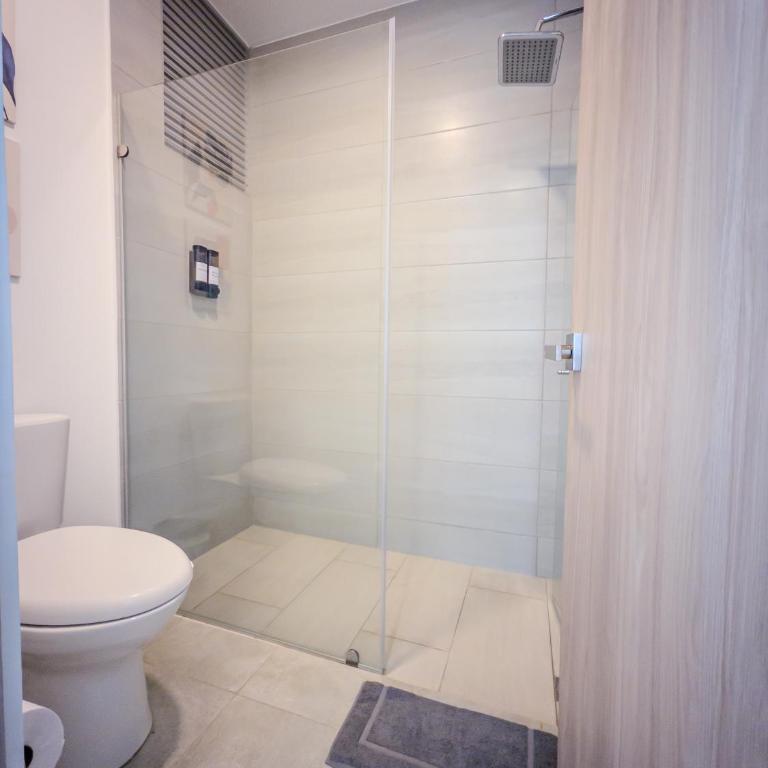 Apto Lujo Vista Mar Piscina AC WIFI Playa a 3 min en Santa Marina - One-Bedroom Apartment with Balcony and Sea View - 14
